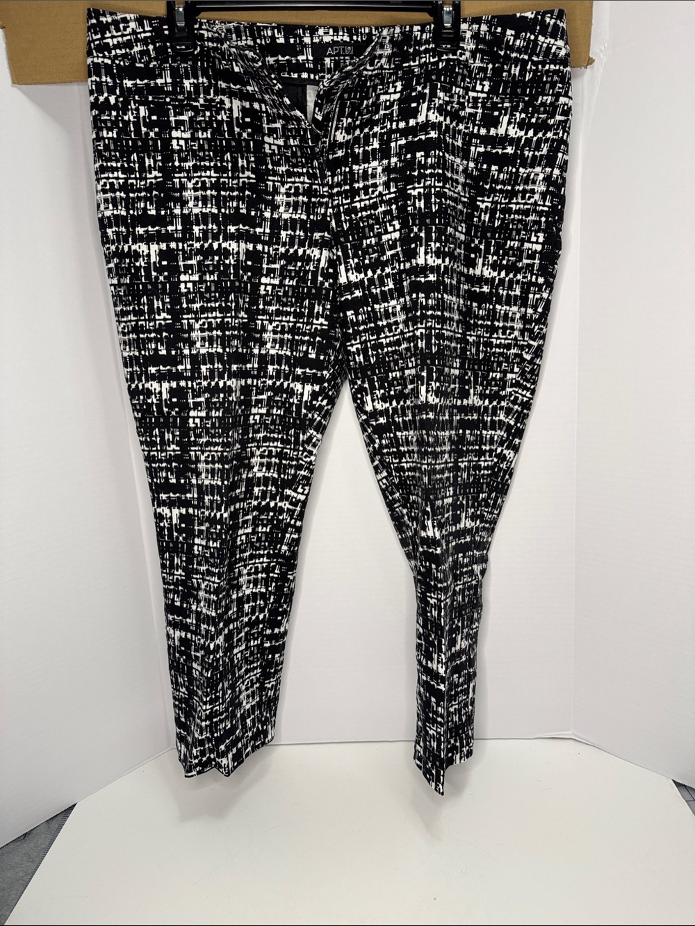 Apt. 9 Woman’s Cropped Black and White Patterned Pants